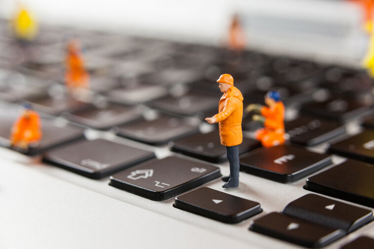 Agentic Development vs. Vibe-coding